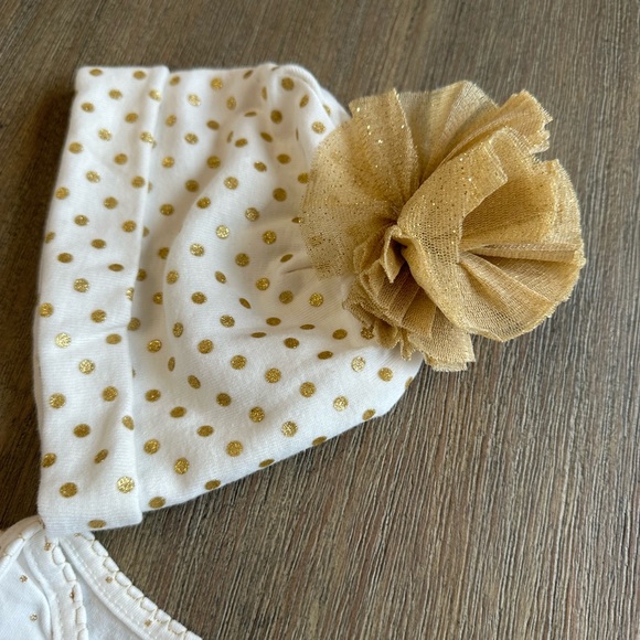 Mud Pie 0-3 months gown with matching cap - Picture 4 of 9